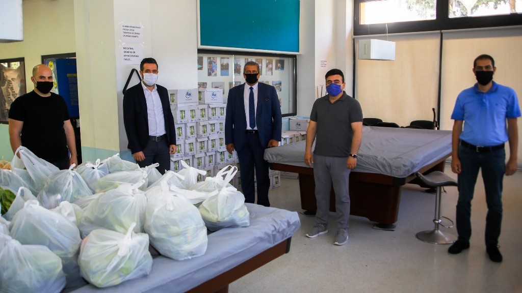 Halkın Partisi Gazimağusa ilçe örgütü, belediyeye bin adet süt bağışında bulundu