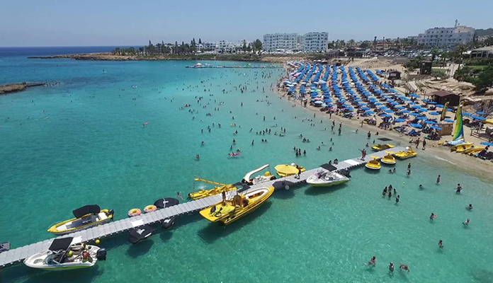 Güney Kıbrıs’taki havalimanları ve oteller açılıyor