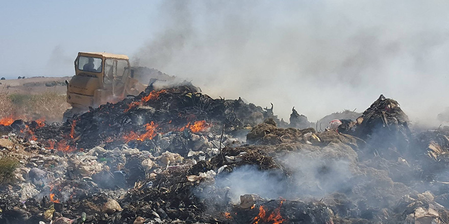 İskele çöplüğünde yangın büyüyor
