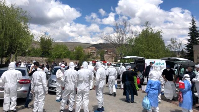 Üfürükçü mahalleye koronavirüs bulaştırdı
