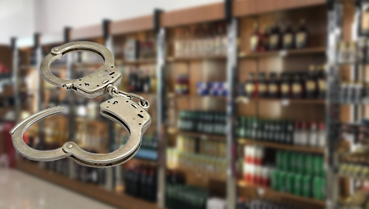 Marketten 4 şişe alkollü içki çaldı