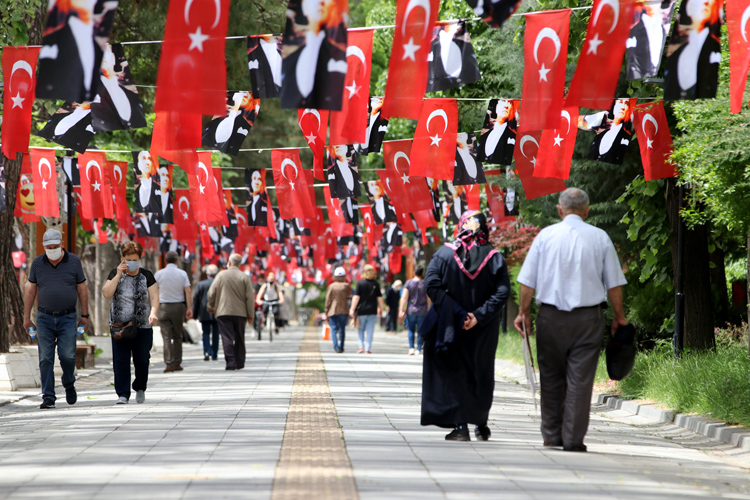 65 yaş üstü vatandaşlar ikinci kez sokağa çıktı