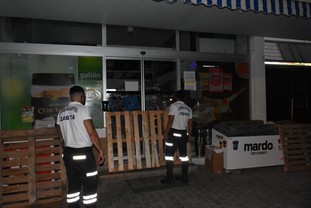 Girne’de zabıtalar kordonboyunda devriye gerçekleştiriyor