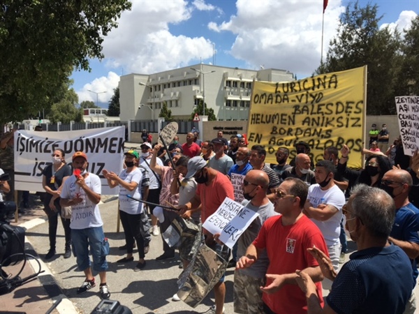 Güney’de çalışanlar meclis önünde eylem yapıyor