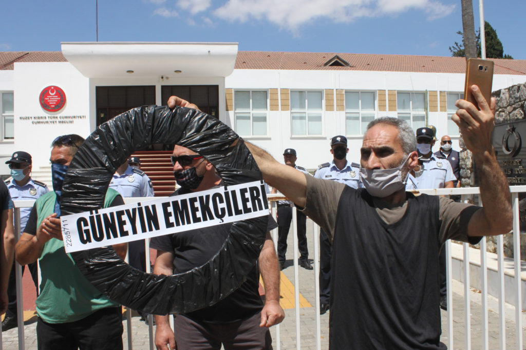 Güneyde çalışanlardan Meclis’e siyah çelenk
