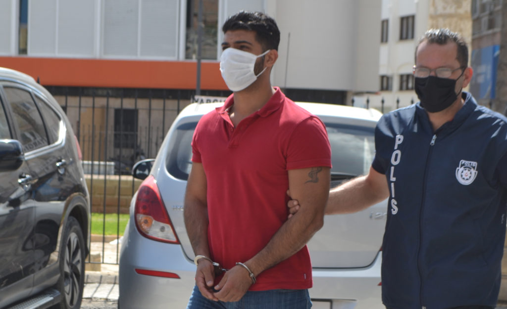 Gerçek parayı alıp yerine sahtesini verdi