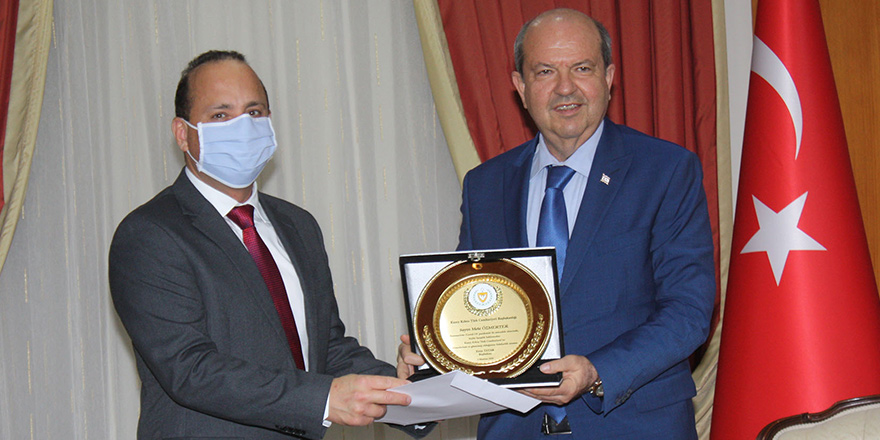 Mete Özmerter’e teşekkür plaketi