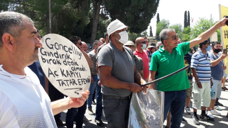 Güney Kıbrıs’ta çalışan Kıbrıslı Türkler Meclis önünde!