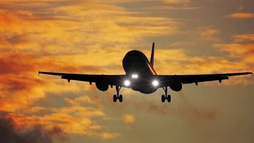 Hollanda, İngiltere’ye uçuşları şartlı olarak yeniden açtı