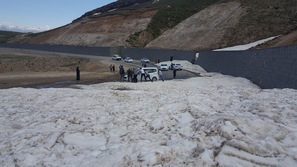 Yaz günü araçlar karda yolda kaldı