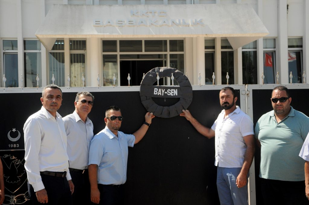 BAY-SEN Başbakanlığa siyah çelenk bıraktı