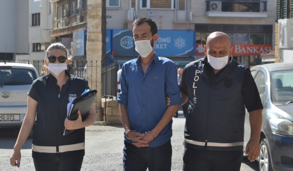 Kargoyla 21 adet banka kartı getirtti