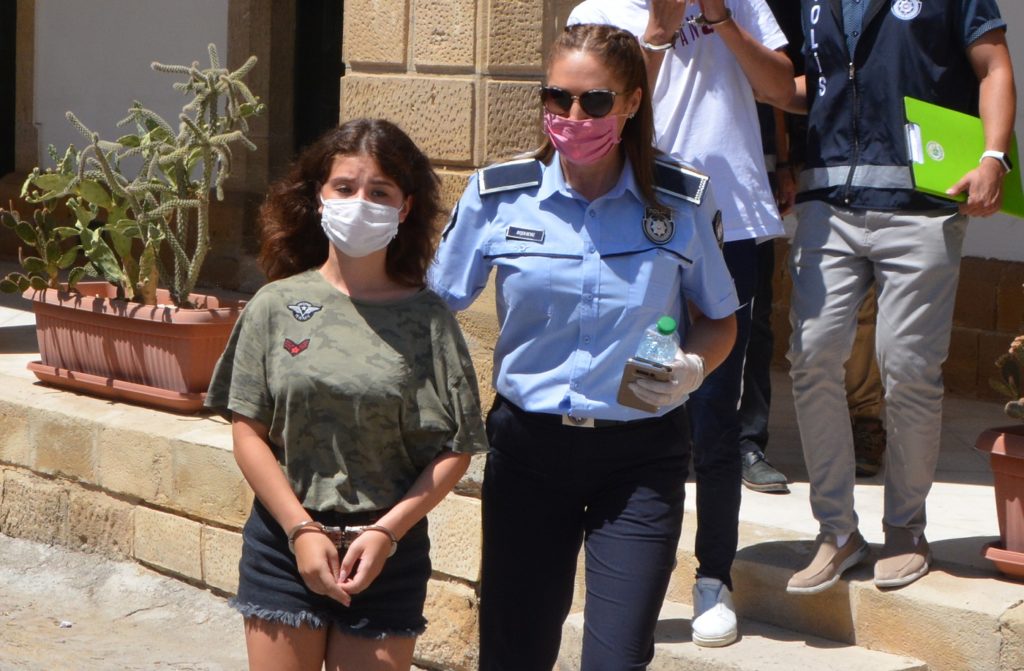 Başkasının kredi kartından alışveriş yaptılar, sigara çaldılar