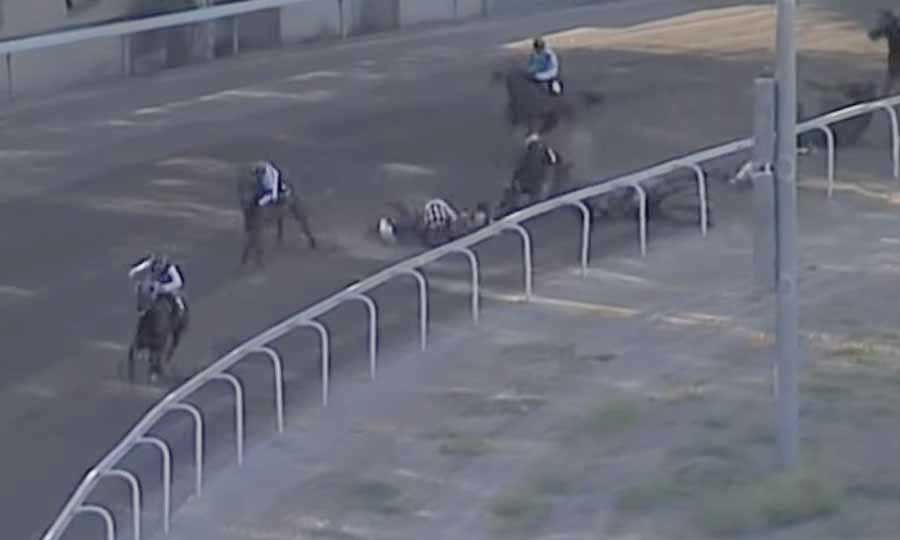 Güney Kıbrıs’ta hipodromda kaza: 3 jokey yaralandı, 2 at uyutuldu