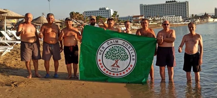 Denizleri temiz tutmanın önemine dikkat çekmek için denizde jimnastik yaptılar