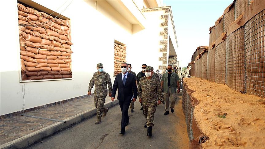 Milli Savunma Bakanı Akar Libya’da Mehmetçik’le bir araya geldi