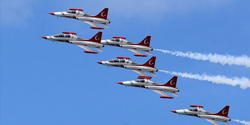 Türk Yıldızları tören alanını selamladı