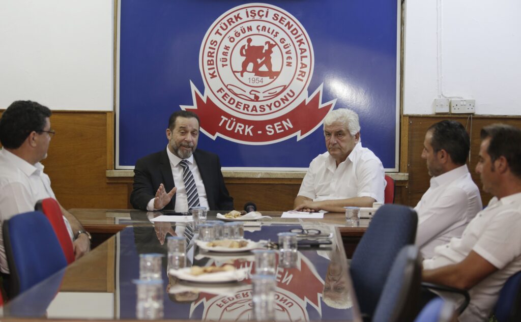Denktaş, Türk-Sen’i ziyaret etti