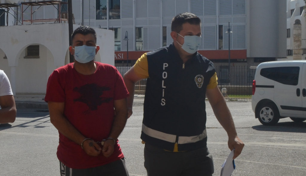 Yemek yapmadı diye eşini darp etti