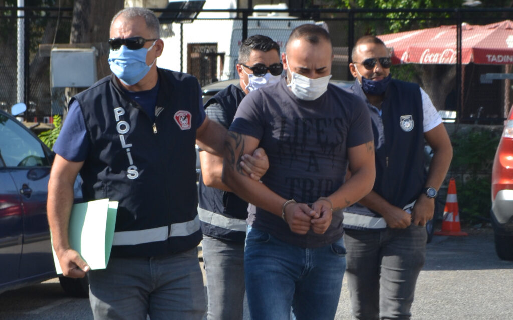 Üzerindeki uyuşturucuyu atarken yakalandı