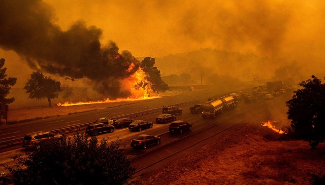 Trump California’daki yangınları ‘büyük afet’ ilan etti