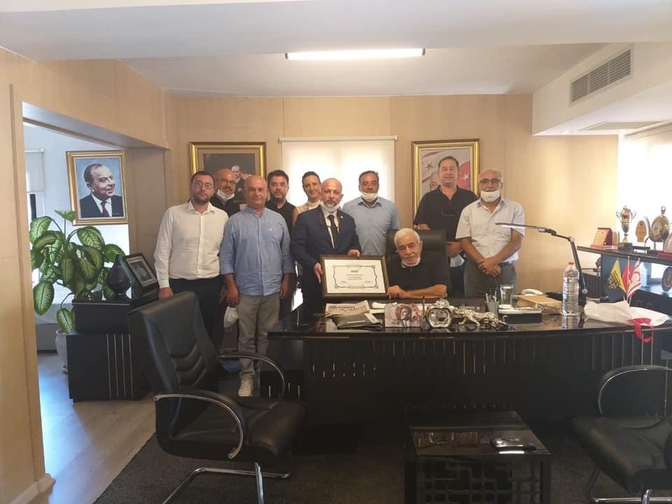 İŞAD, Mustafa Hacı Ali’ye onursal üyelik şilti takdim etti