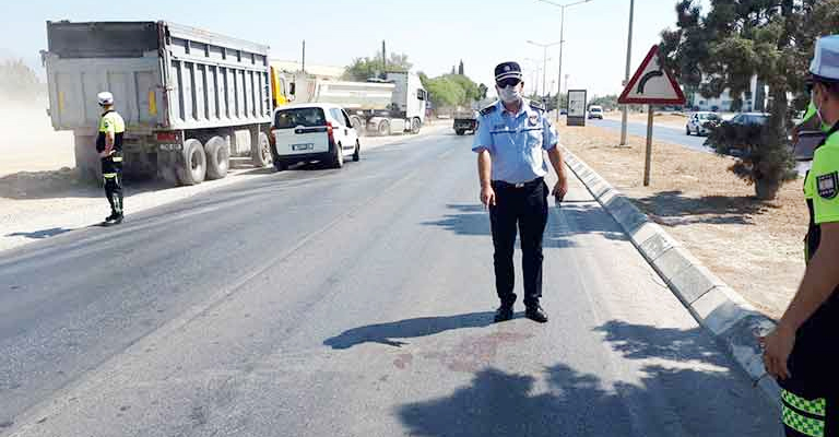 Karşıdan karşıya geçen gence, araba çarptı!