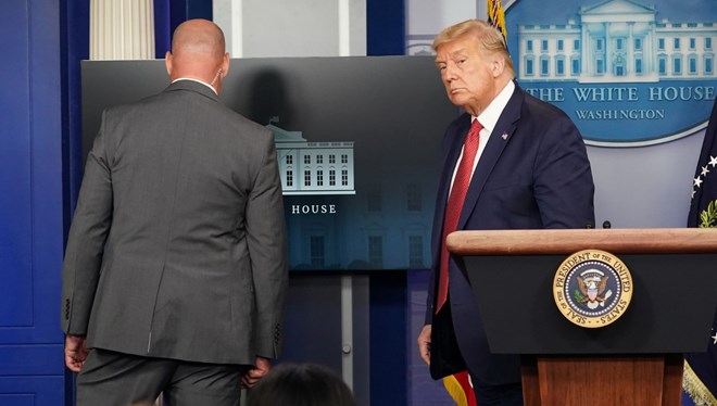 Trump basın toplantısı düzenlediği salondan çıkarıldı