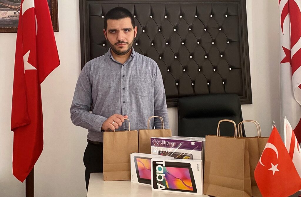 Engelliler Dayanışma Derneği’nden 20 öğrenciye tablet bağışı