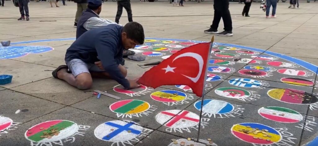Almanya’da ülke bayraklarını yere çizen sanatçı Türk bayrağını asmayı tercih etti
