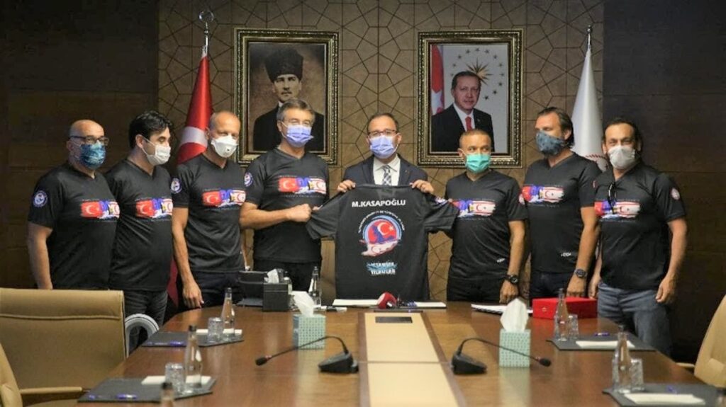 Türkiye Gençlik ve Spor Bakanı, KKTC’ye kadar yüzen sporcularla bir araya geldi