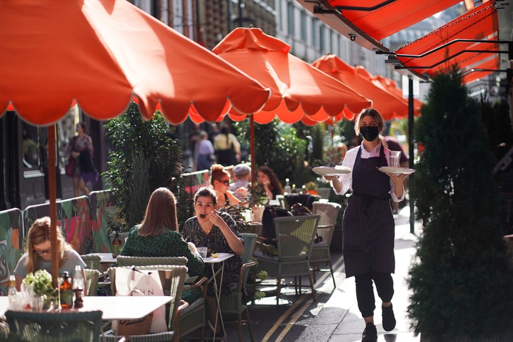 İngiltere’de ek virüs tedbirleri: Bar ve restoranlara saat kısıtlaması