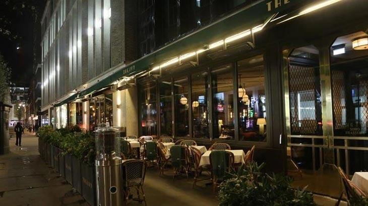 İngiltere’de korona önlemleri kapsamında bar ve restoranlar erken kapanmaya başladı