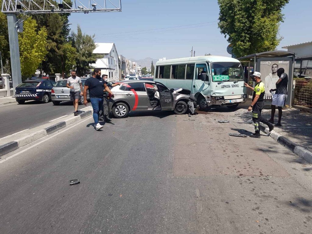 Karşı şeride geçip park halindeki minibüse çarptı