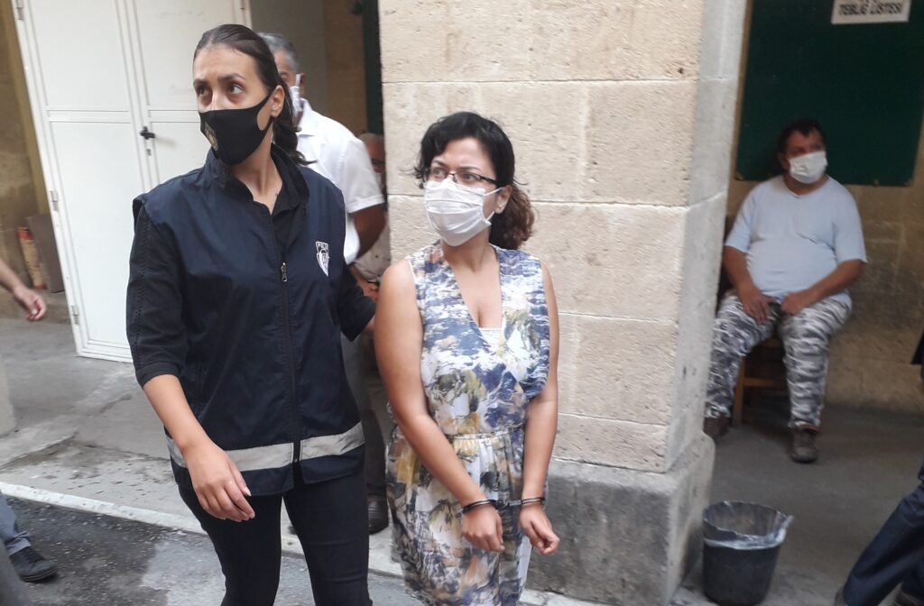Uygunsuz fotoğraflarını eşine gönderdi