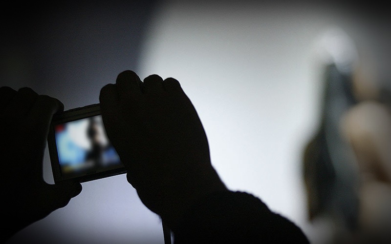 Çocuk pornosundan hüküm giyen Rum polisi görevine geri döndü!