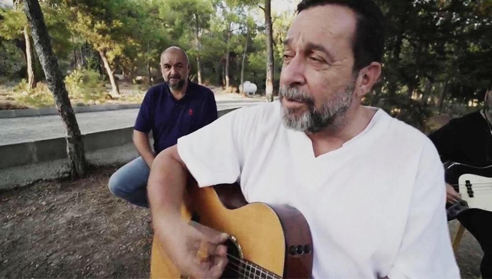 Denktaş seçim şarkısını kendi söyledi