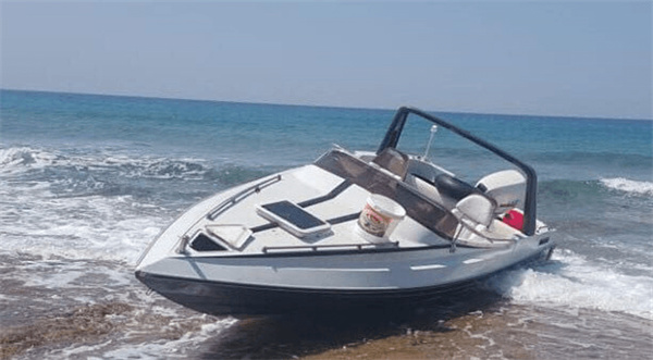 Sadrazamköy sahilinde terk edilmiş sürat teknesi