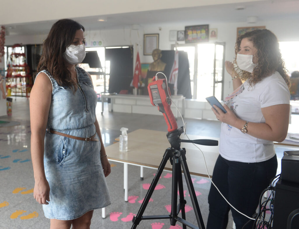 Gönyeli Belediyesi 2 okula temassız ateş ölçer termal kamera’ desteği sağladı