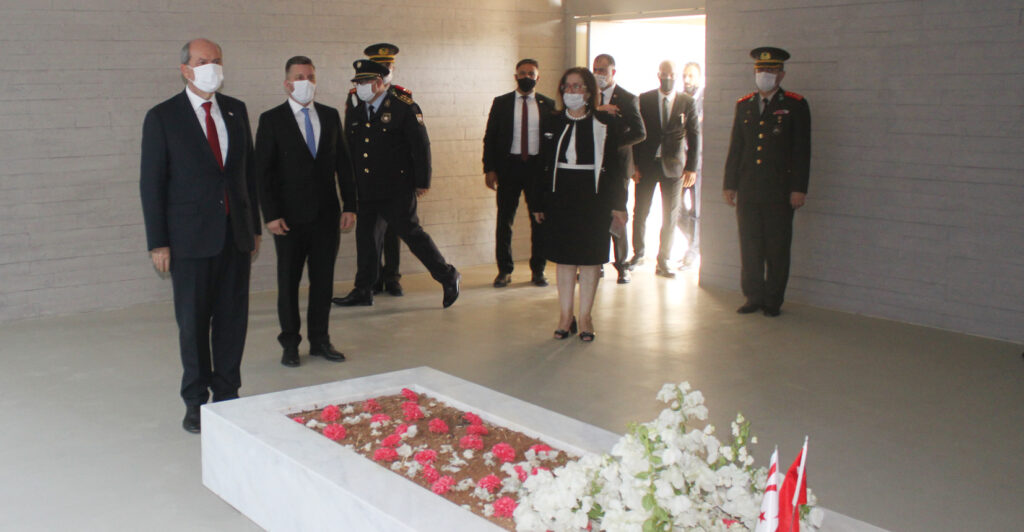 Tatar, TMT Anıtı’na çelenk sundu, Denktaş’ın kabrini ziyaret etti