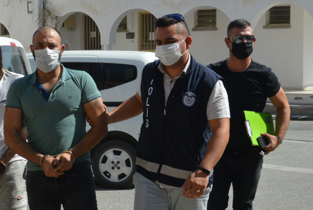 Arama yapılan araçtan silah çıktı