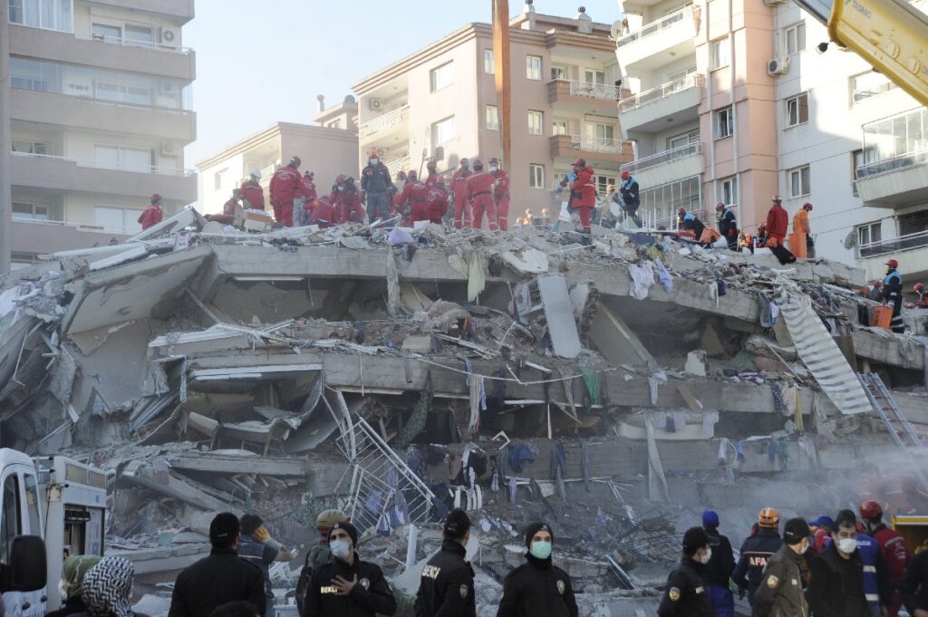 İzmir’deki depremde can kaybı 28’e yükseldi, 885 yaralı