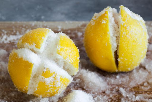 Uyurken yanı başınıza limonu bölüp içine tuz koyun