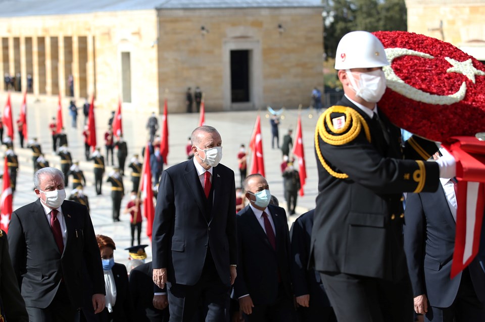 Erdoğan:” Zaferlerle dolu şanlı mazimizden cesaret alarak birlik beraberlik ve kardeşlik içinde yürümeye devam edeceğiz”