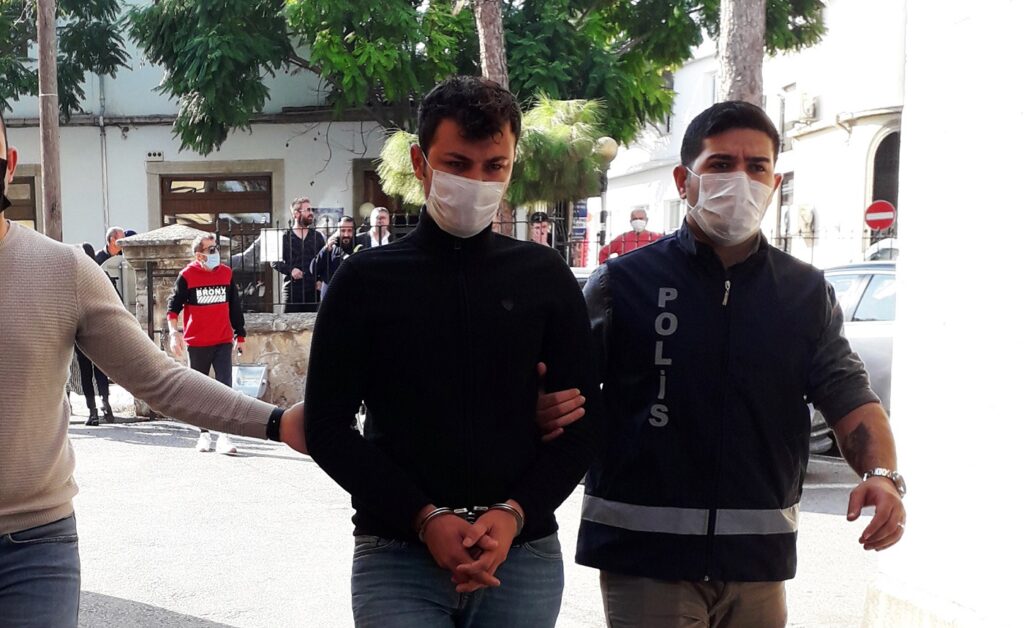 Kız arkadaşını darp etti!