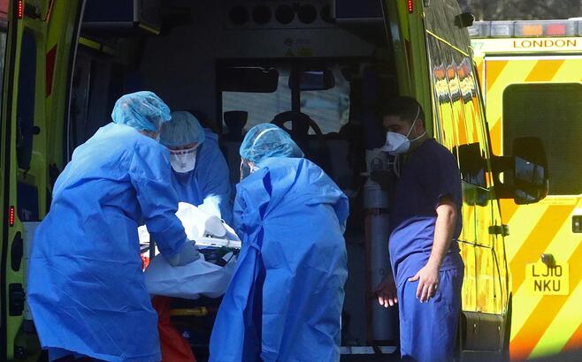 İngiltere’de covid-19 nedeniyle 608 kişi hayatını kaybetti