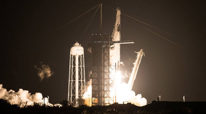 NASA, 4 astronotu taşıyan SpaceX’e ait uzay aracını fırlattı