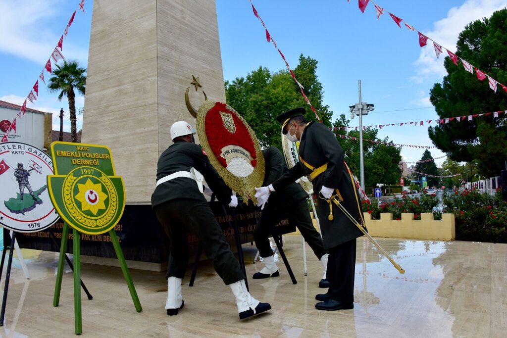 Lefkoşa Şehitler Anıtı önünde tören düzenlendi