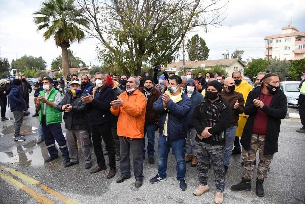 Güney Kıbrıs’ta çalışanların eylemi sürüyor