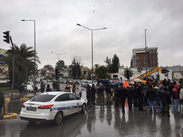 Güney Kıbrıs’a geçemeyen işçiler Lefkoşa’da eylem yapıyor